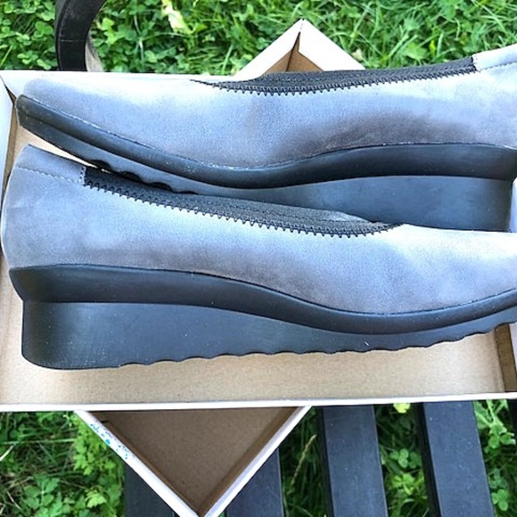 CLARKS 🆕  9 MEDIUM GREY Caddell Dash Wedge Pump in original box - Picture 4 of 11